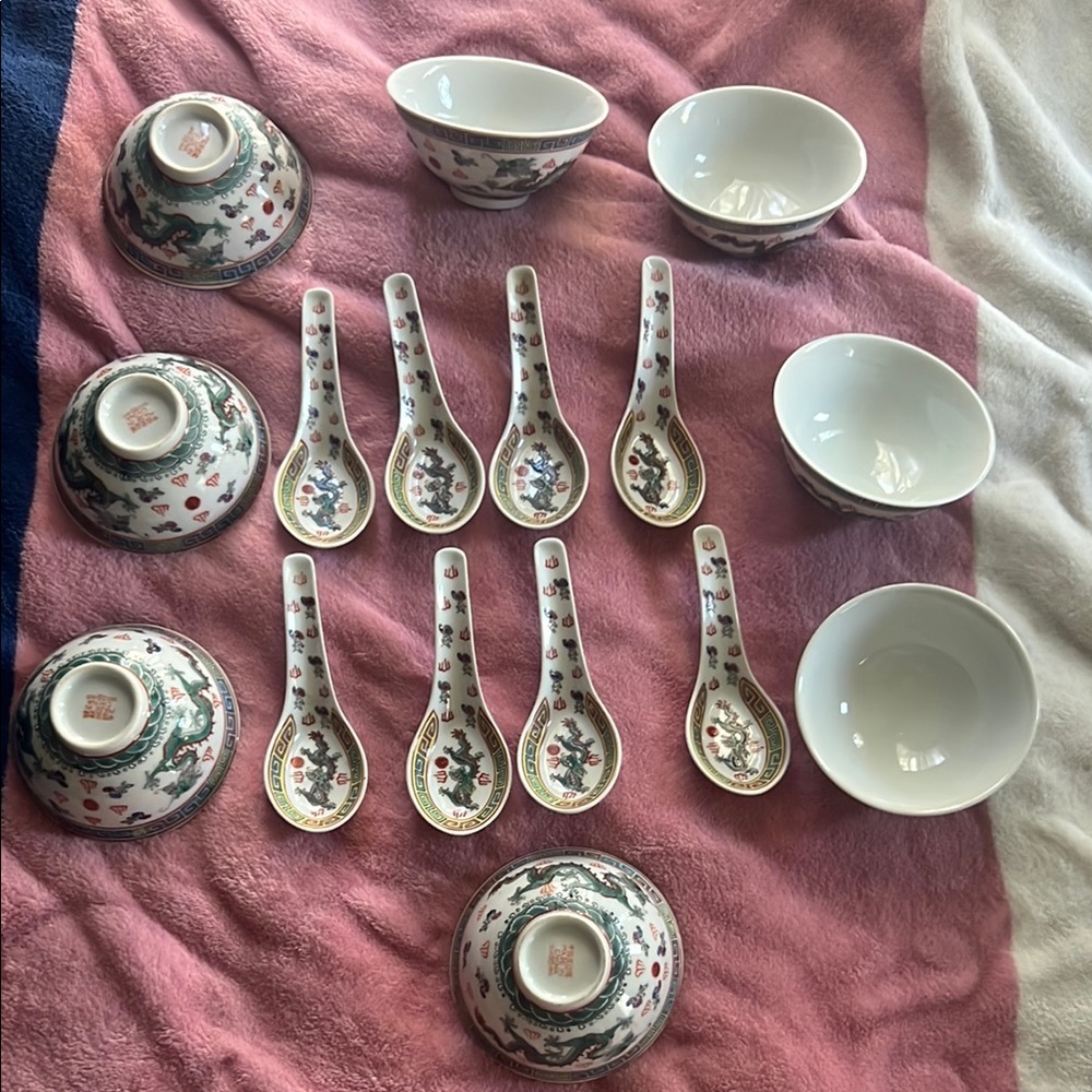 8 Chinese porcelain bowls & 8 spoons, vintage set featuring a dragon design